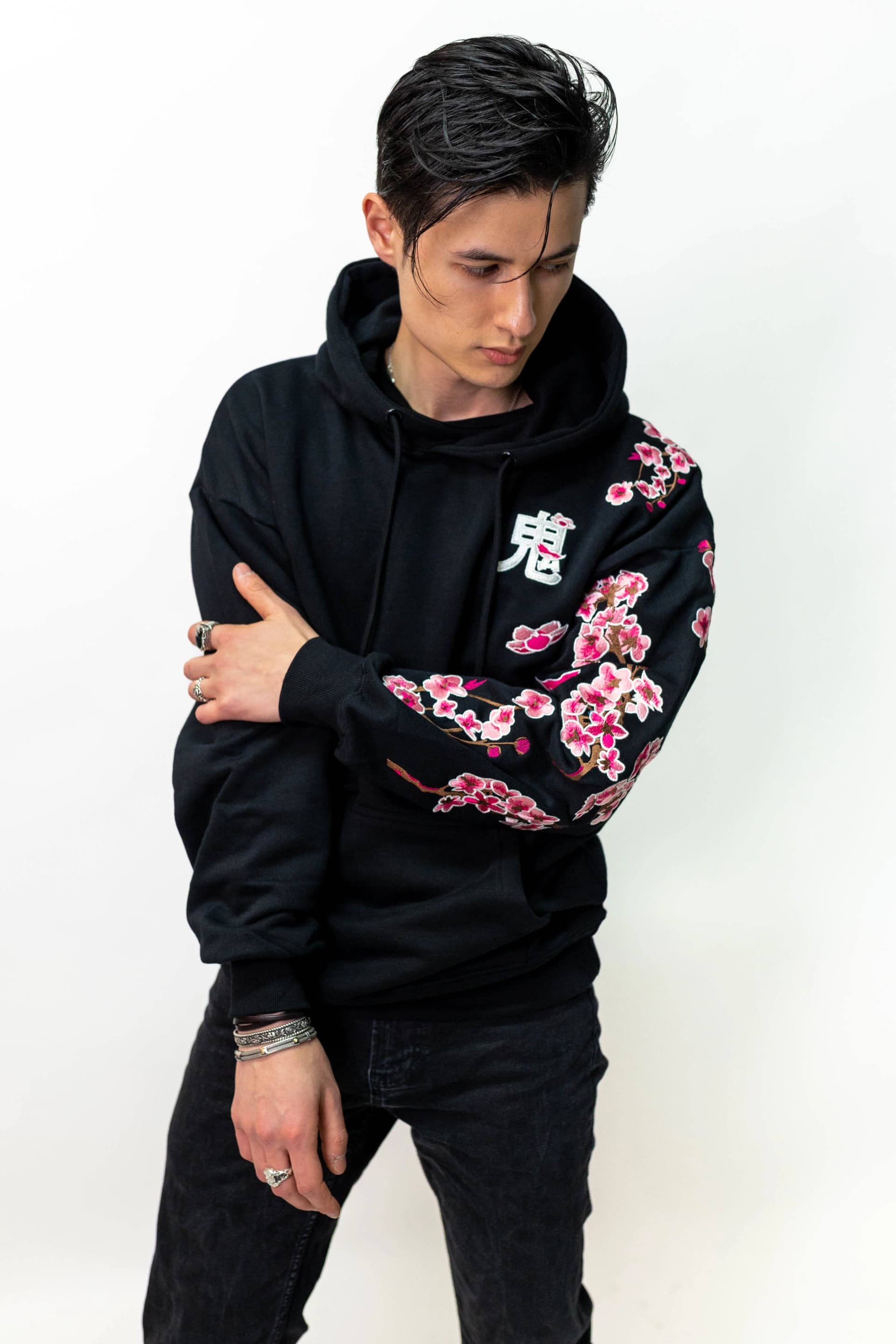 Oni by Louis San — Une collection signature brodée de A à Z.