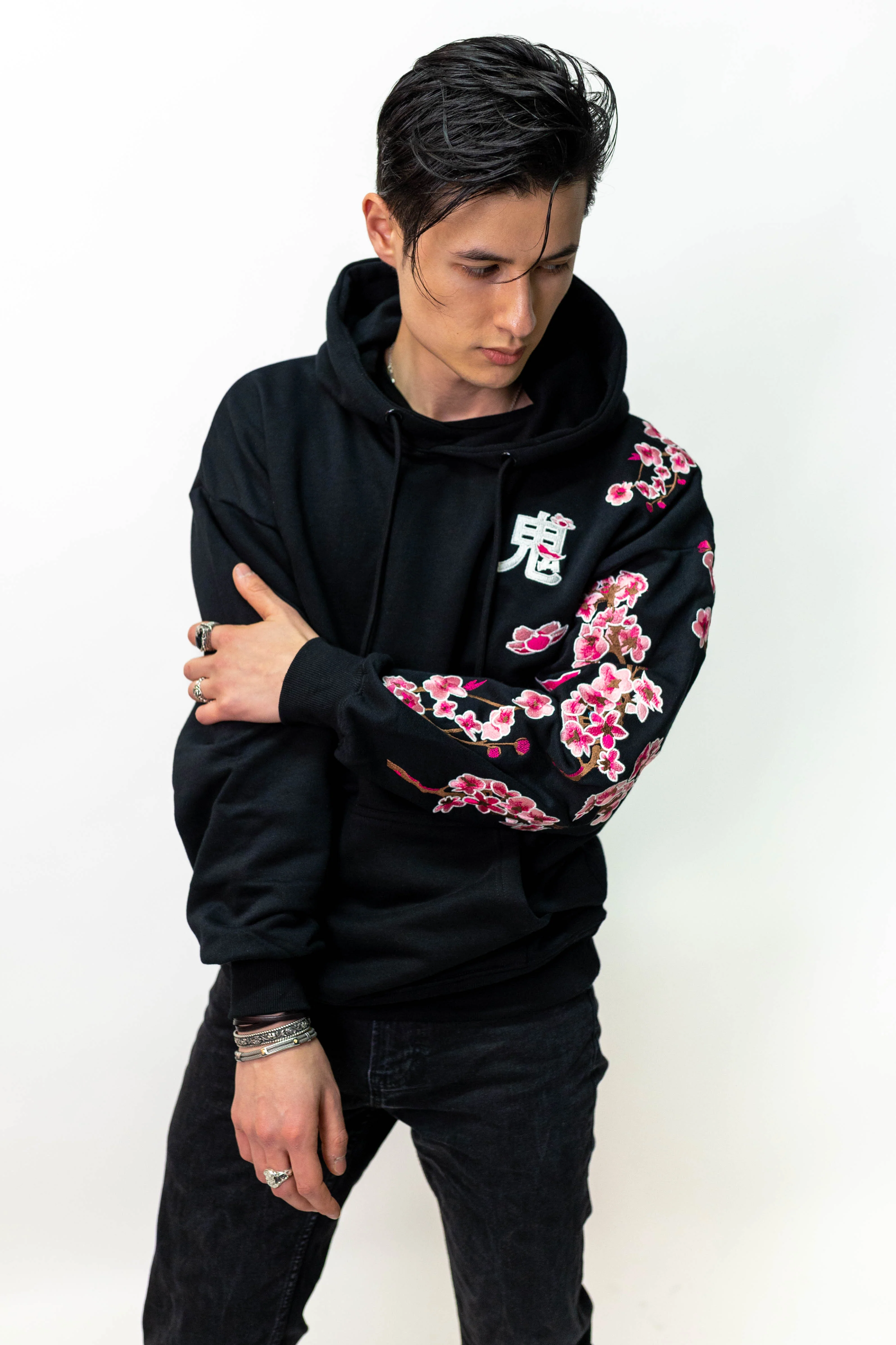 Oni by Louis San — Une collection signature brodée de A à Z.